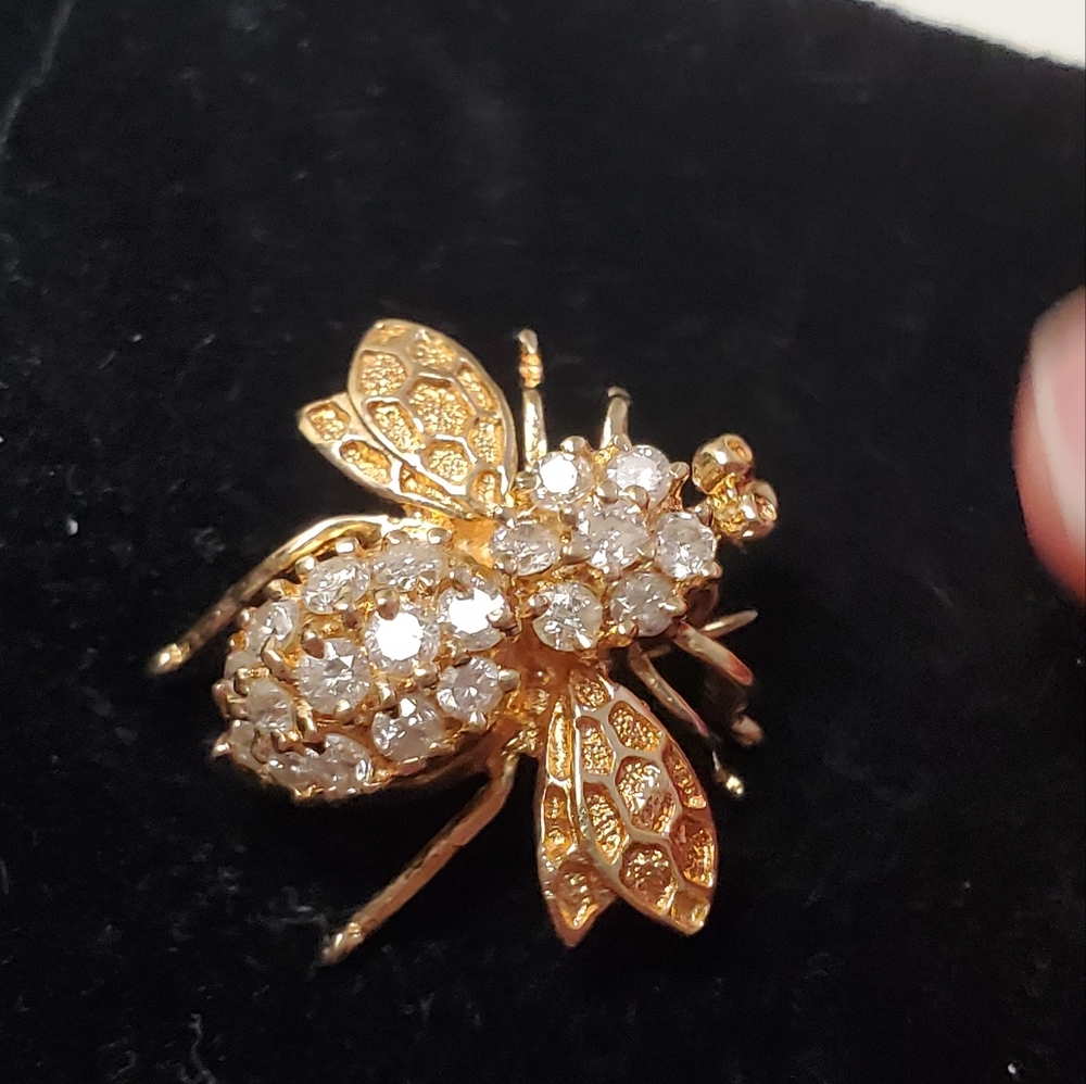 14kt gold and diamond bee brooch.